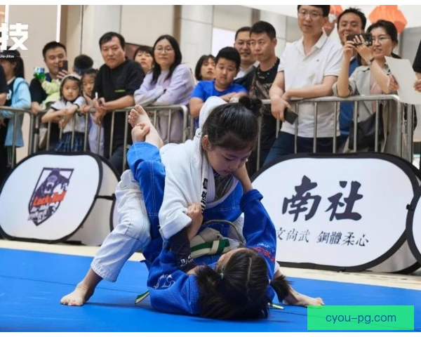 巴西柔术压迫打法解析，重心控制与降服衔接成关键